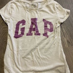 A girls gap T-shirt